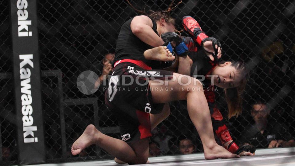 Angela Lee saat melawan Mona Samir dalam ajang One Fighting Championship 2015 di Istora Senayan, Jakarta.